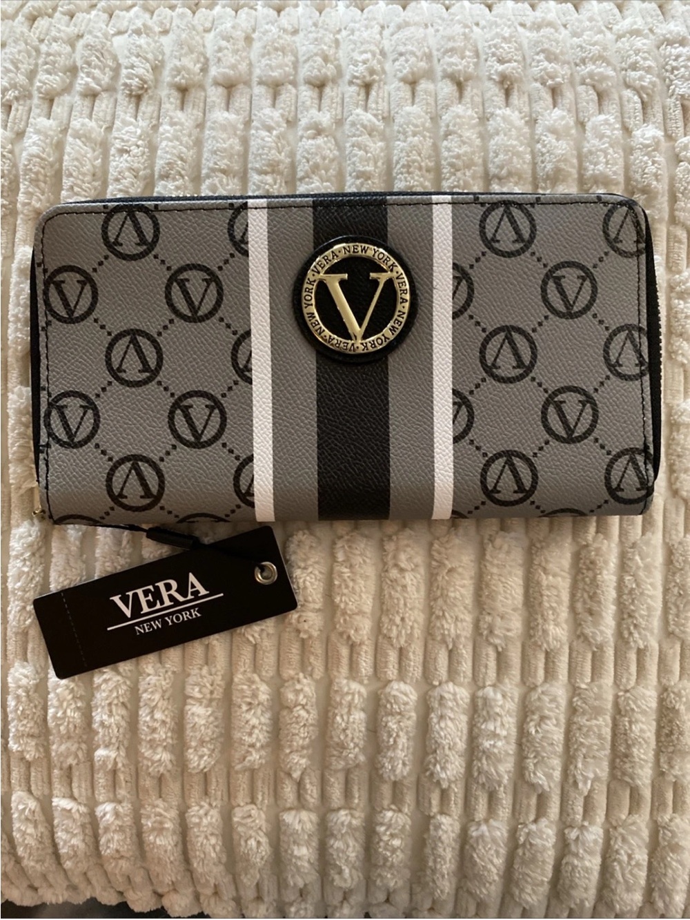 NWT Vera New York Zip Around Wallet Black & Grey Signature Logo